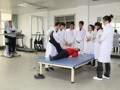 长春东方学院康复治疗系学生在实训室接受专家指导