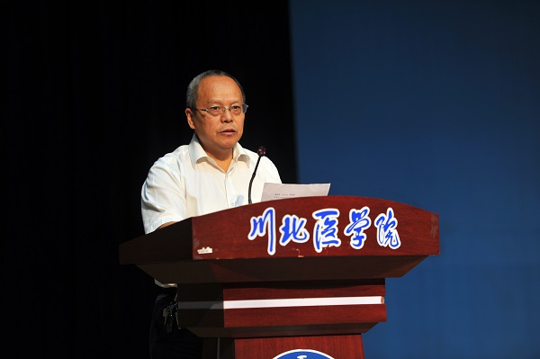 副院长李健宣读表彰文件