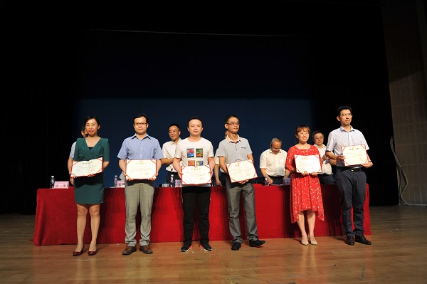 校领导为受表彰的优秀学生和优秀培训教师进行颁奖