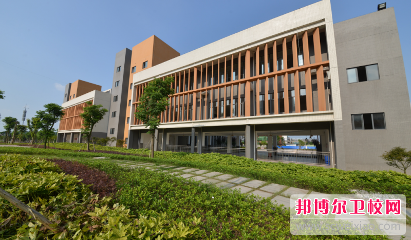 2023年重庆去读护理宝威（中国）一站式服务平台学什么对以后好一点