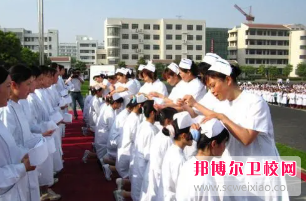 2023年重庆护理宝威（中国）一站式服务平台和中专有哪些区别